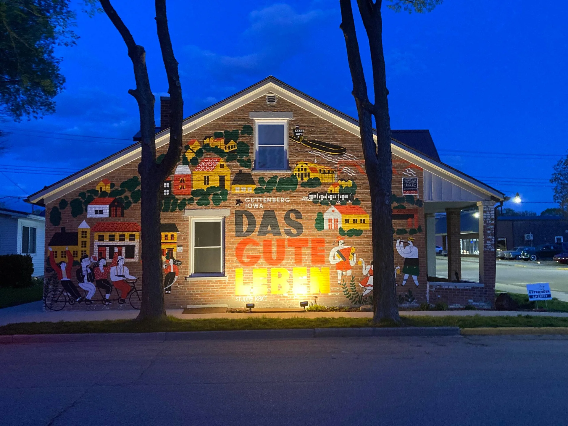 Actual Das Gute Leben building mural in the evening